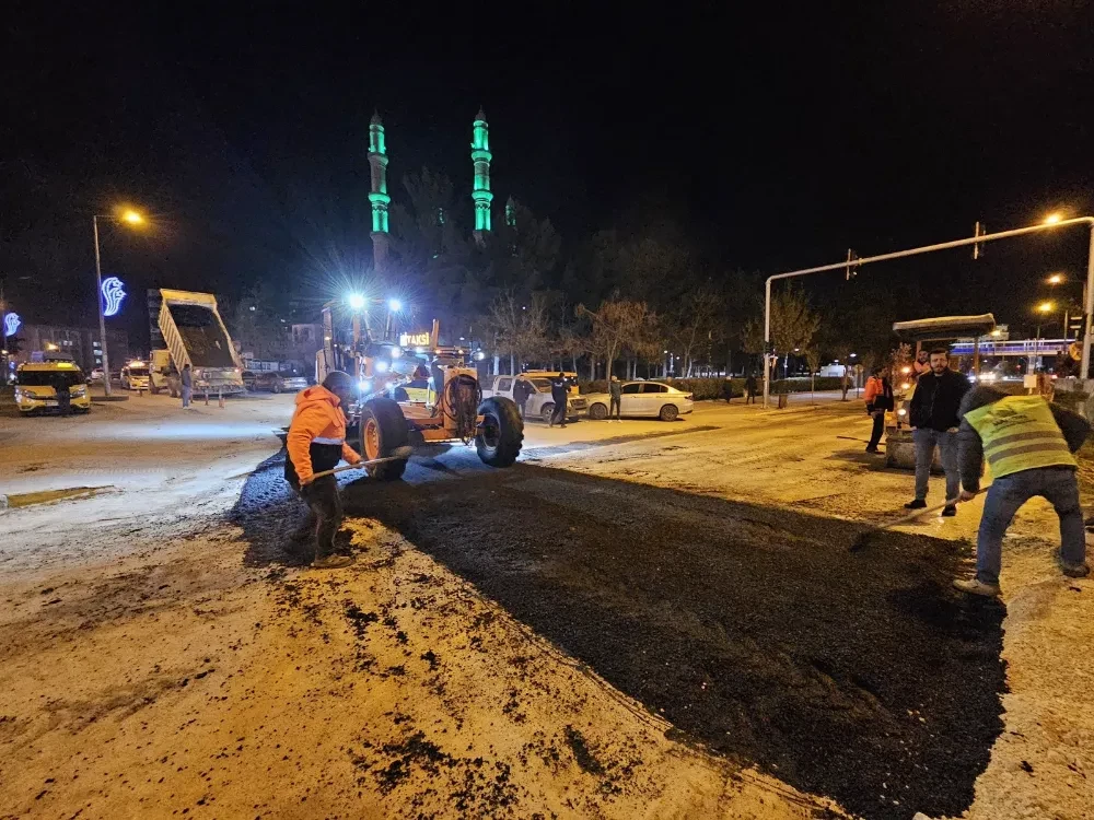 Mardin Büyükşehir Belediyesi, yama asfalt çalışmalarını aralıksız sürdürüyor