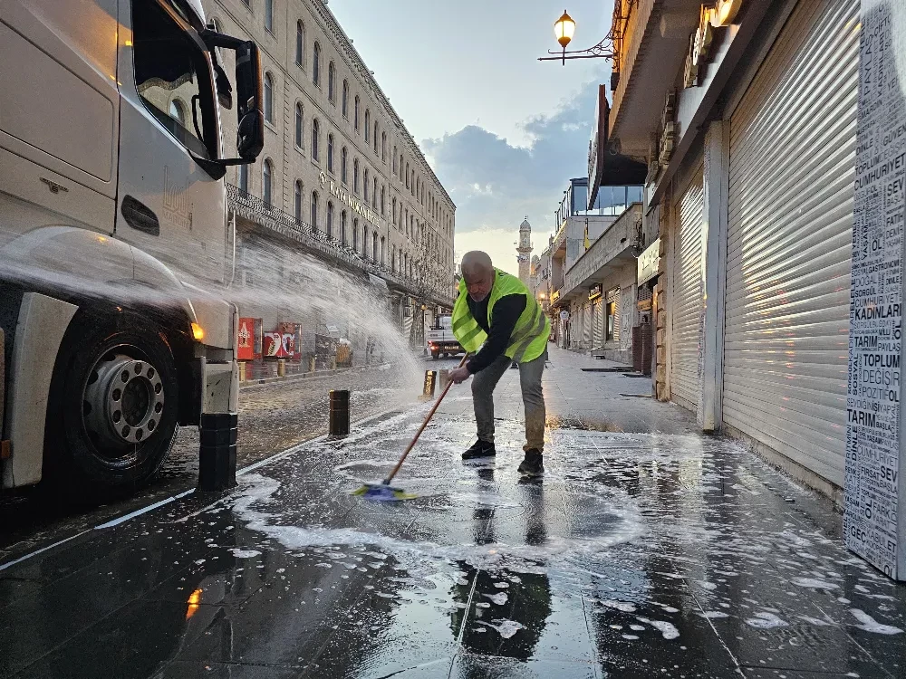 Mardin Büyükşehir Belediyesi bayram öncesi caddeleri köpük ve tazyikli su ile yıkadı