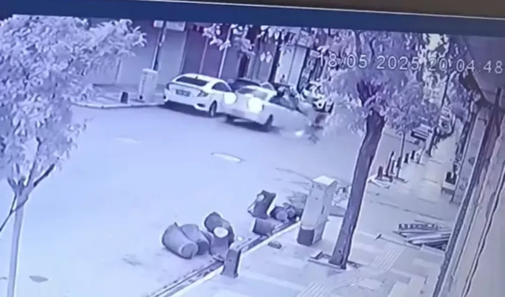 Çarpmanın etkisiyle kaskı fırladı: Genç kurye yoğun bakımda