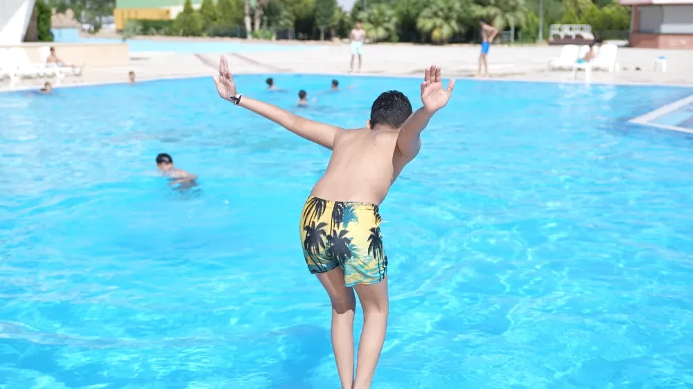 Kızıltepe’de Aşırı Sıcak Vatandaşlar Havuzlara Akın Etti